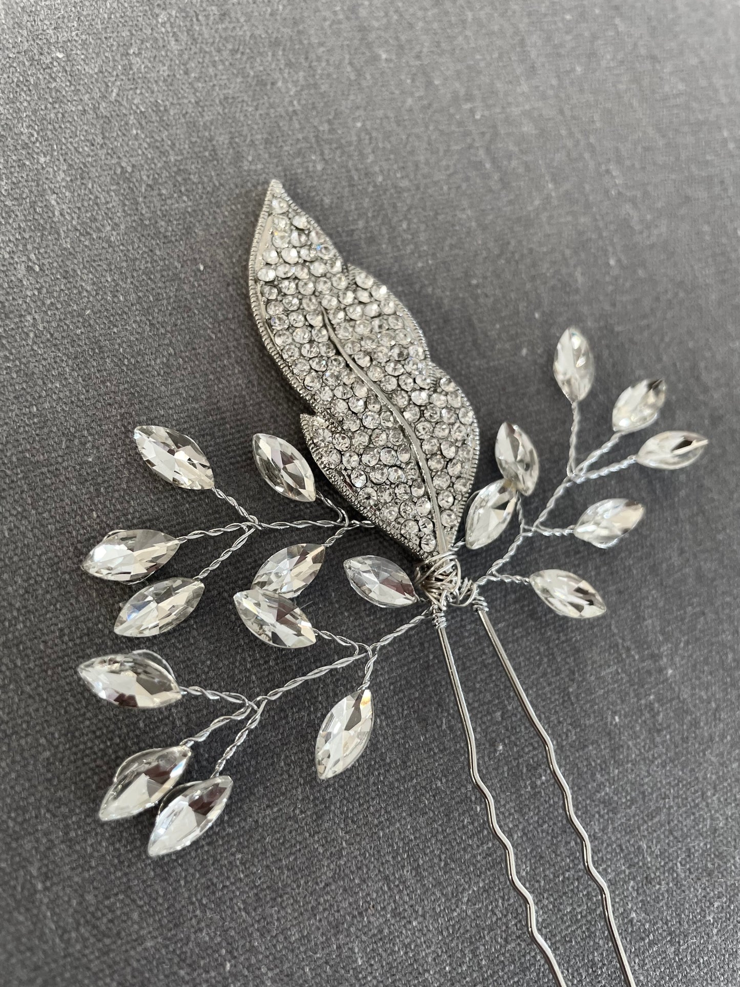 Decorative hairpin with leaf and bead design 